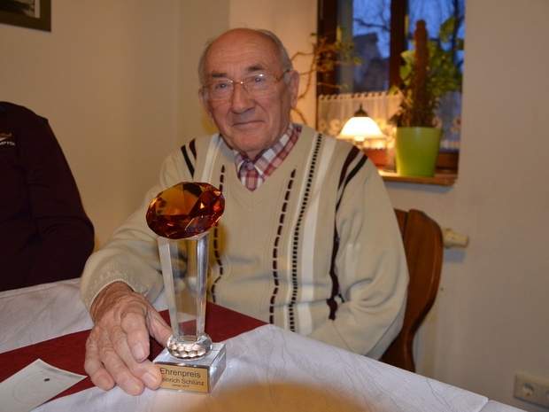 Heinrich Schlünz (88) zeigt den „diamantenen Honigtropfen“ für 60 Jahre als aktiver Imker. Foto: Andreas Pinkert